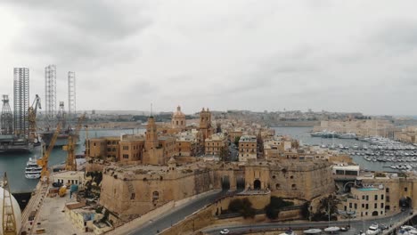 Fort-Saint-Elmo-En-El-Puerto-De-Valetta,-En-Malta---Toma-Aérea-De-Revelación-Ascendente