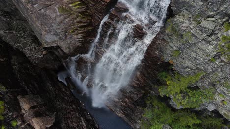 Juvfossen-Wasserfall-In-Südnorwegen.-Drohnenaufnahmen