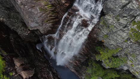 Zeitlupe-Des-Wasserfalls-Juvefossen-In-Südnorwegen