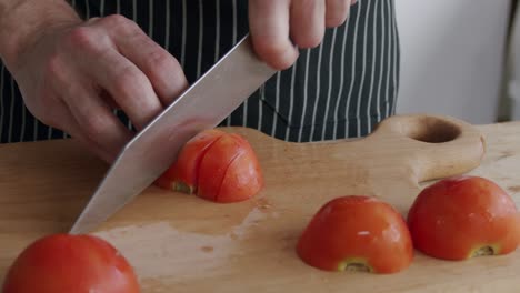 Chef-cutting-tomatoes-on-a-board
shot-at-100fps-2