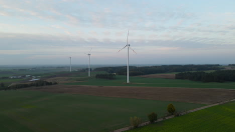 Felder-Und-Windmühlen-Unter-Bewölktem-Himmel-In-Lubawa,-Polen---Totale