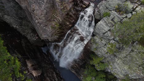 Heranzoomen-Von-Drohnenaufnahmen-Des-Juvfossen-Wasserfalls-In-Südnorwegen