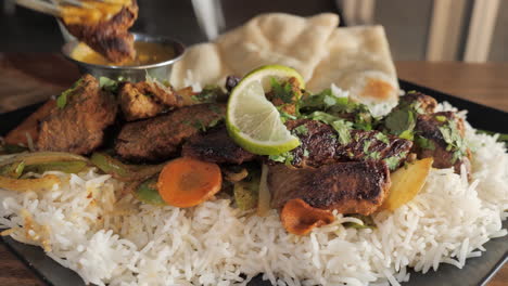 Einen-Bissen-Rindfleisch-Vom-Tandoori-Curry-Kabob-Teller-Nehmen,-Zeitlupe,-Nahaufnahme,-Slider-4k