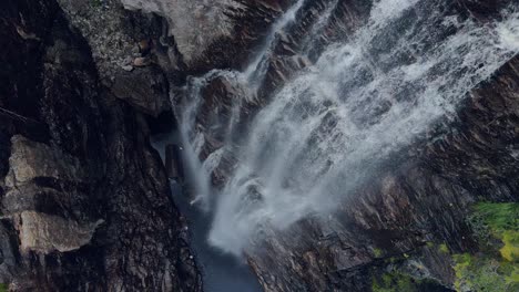 Entlang-Des-Juvfossen-Wasserfalls-Hinauffliegen
