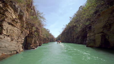 Boats-navigating-trough-the-famous-Canyons-of-Capitolio's-lagoon-in-Minas-Gerais,-Brazil