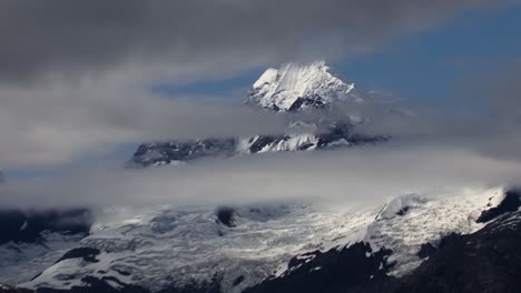 Alejándose-Del-Rango-De-Monte-Fairweather-Entre-Las-Nubes-Bajas,-Paisaje-Con-El-Glaciar-Johns-Hopkins-En-El-Parque-Nacional-De-La-Bahía-De-Los-Glaciares,-Alaska