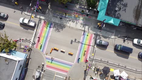 Super-Langsame-Drehung-Aus-Der-Luft-über-Gay-Pride-Lgbtq-Downtown-Community-Mit-4-Gemalten-Straßenfahnen,-Die-Die-Sexualität-Des-Dorfes-Beschreiben-Davie-Und-Bute-Vancouver-Kanada-2-2