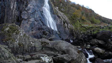 Felsiger-Zeitraffer-Wasserfall,-Der-In-Zerklüftete-Flussfelsen-Und-Felsbrocken-Fließt