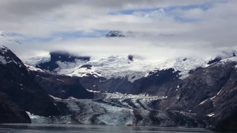 Paisaje-De-La-Bahía-Del-Glaciar,-Que-Muestra-El-Glaciar-Johns-Hopkins-Y-Las-Montañas-De-La-Cordillera-Del-Monte-Fairweather