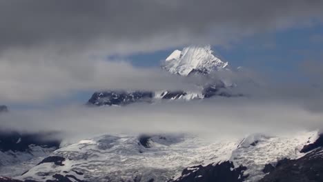 Schneebedeckter-Berg-Zwischen-Den-Tiefen-Wolken-Im-Glacier-Bay-National-Park,-Alaska