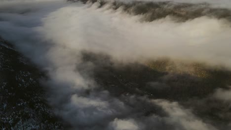 Hermoso-Valle-Cubierto-De-Nubes-Y-Un-Pueblo-Visible-A-Través-De-Las-Nubes