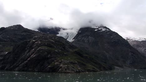 Low-clouds-over-the-peak-of-the-mountain-in-Glacier-Bay-National-Park,-Alaska