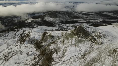 Hermoso-Paisaje-Invernal-De-Telemerk-En-Noruega-Con-Montañas-Blancas,-Lago-Y-Nubes