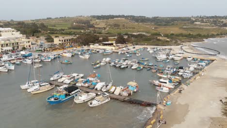 Maltesischer-Jachthafen-Drohnenaufnahmen-Yacht-Luftbild-Bootshafen-Luxustourismus-Küstenreise-Marsaxlokk-Malta