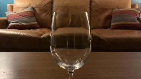 Rotwein-Langsam-In-Glas-Gegossen