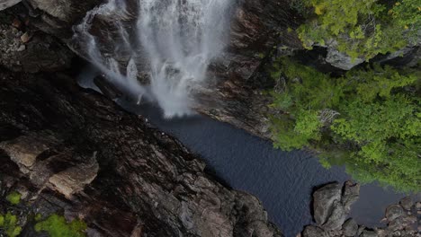 Imágenes-De-Drones-De-La-Cascada-Juvfossen-En-El-Sur-De-Noruega