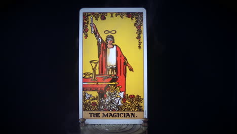 Eine-Tarot-Magierkarte-Sitzt-Auf-Einem-Messingständer,-Während-Rauch-Um-Sie-Herum-Aufsteigt