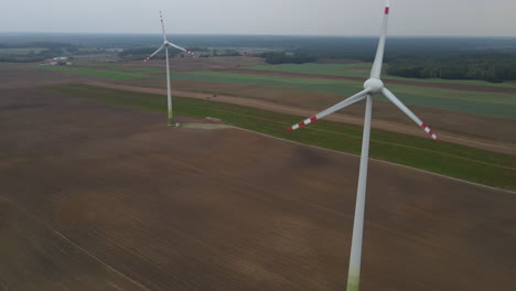 Windmühle-Windturbinen,-Die-Sich-Drehen,-Um-Erneuerbare-Elektrische-Energie-Auf-Dem-Feld-Zu-Erzeugen