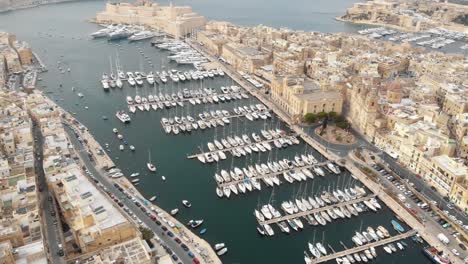 Puerto-De-Yates-Con-Vista-Al-Puerto-Deportivo-Grand-Harbour-En-Las-Tres-Ciudades,-Malta---Antena-Aérea