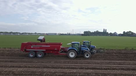 Antenne-Von-Landwirten-In-Traktoren,-Die-Kartoffelseitenansicht-Ernten