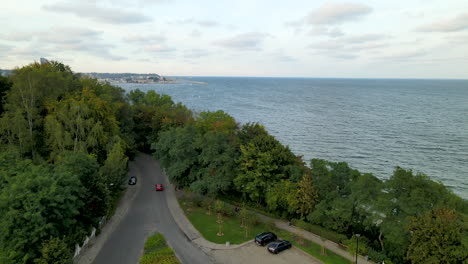 Wunderbare-Aussicht-In-Polanka-Redlowska,-Polen-Mit-Grünen-Bäumen-Und-Ruhigem-Meer---Luftaufnahme