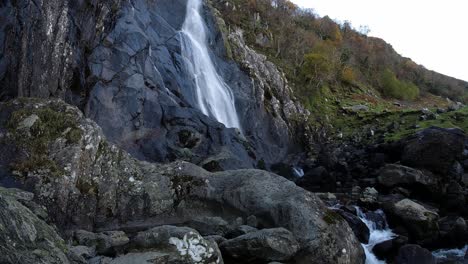 Felsiger-Wasserfall,-Der-In-Gezackte-Flussfelsen-Und-Felsbrocken-Im-Zeitraffer-Fließt