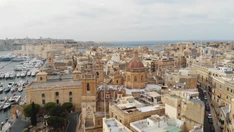 Luftaufnahme-Gegen-Den-Uhrzeigersinn-Weitwinkelaufnahme-Der-Senglea-Basilika-In-Malta