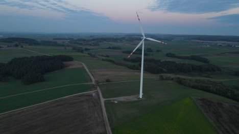 Cielo-Azul-Sobre-Turbinas-Eólicas-En-Campos-Verdes-Cerca-Del-Campo-En-Lubawa,-Polonia,-Toma-Aérea