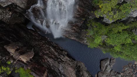 Absteigende-Aufnahmen-Des-Juvefossen-Wasserfalls