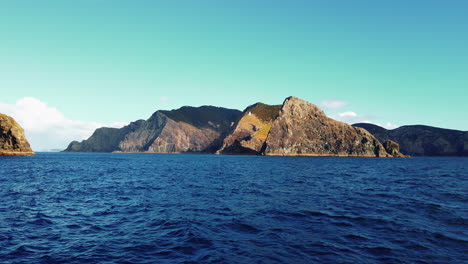 Costa-Escarpada-De-La-Bahía-De-Islas-En-Nueva-Zelanda,-Hermoso-Paisaje,-Cámara-Lenta