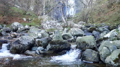Felsige-Bergkaskadenwasserfälle,-Die-In-Zerklüftete-Flussfelsen-Und-Felsblockwildnis-Fließen