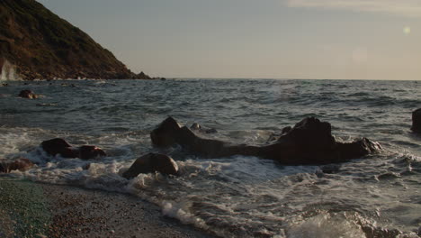 Wellen,-Die-Am-Paradiesstrand-In-Sardinien-Gegen-Felsen-Schlagen,-Statisch,-Zeitlupe