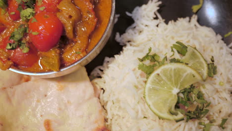 Authentisches-Indisches-Curry-Gericht-Mit-Reis-Und-Naan,-Slider-Overhead-HD