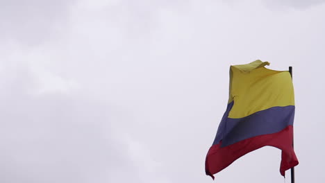 Flaggenwellen-In-Zeitlupe-In-Cartagena,-Kolumbien