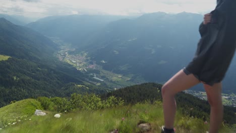 Blick-Von-Hinten-Auf-Einen-Wanderer-Tourist-Reisende-Frau-Mit-Rucksack-Genießt-Die-Aussicht-Mit-Den-Dolomiten-Im-Hintergrund