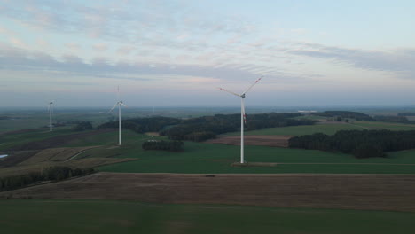 Vista-Panorámica-De-Las-Turbinas-Eólicas-En-Una-Granja-De-Campo-En-Lubawa,-Polonia---Tiro-Amplio