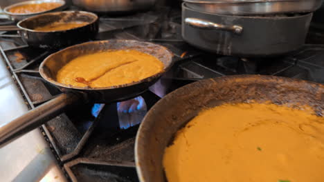 Indische-Currys-Köcheln-Auf-Dem-Küchenherd,-Orangensoße-Blubbert,-Slider----Hd