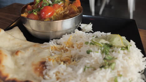 Eine-Leckere-Gabel-Voll-Authentischer-Indischer-Curry-Tomaten-Und-Reis,-Slow-Motion-Slider,-Nahaufnahme-Hd