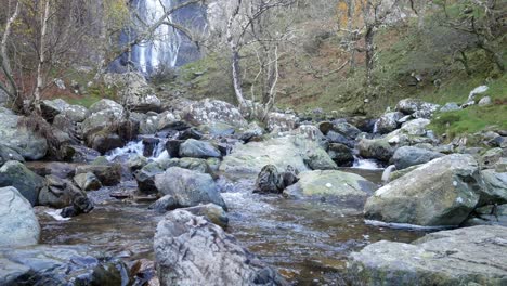 Frischer-Idyllischer-Herbstgebirgswaldwasserfall,-Der-über-Flussbrocken-Fließt-Und-Plätschert,-Verließ-Dolly