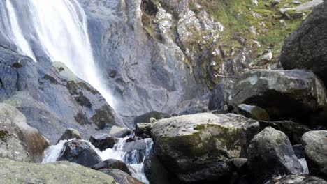 Ein-Felsiger,-Kaskadierender-Wasserfall,-Der-In-Zerklüftete-Flussfelsen-Und-Felsbrocken-Fließt,-Hinterließ-Einen-Langsamen-Dolly