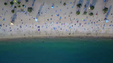 Eine-Bewegende-Luftaufnahme-Von-Besuchern-Am-Repulse-Bay-Beach-In-Hong-Kong-Als-öffentliche-Strände,-Die-Nach-Monaten-Der-Schließung-Inmitten-Des-Ausbruchs-Des-Coronavirus-Wieder-Für-Die-öffentlichkeit-Geöffnet-Werden