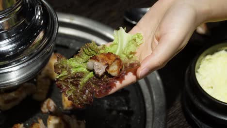 Köstliches-Koreanisches-Barbecue,-Eingewickelt-In-Ein-Salatblatt---Nahaufnahme