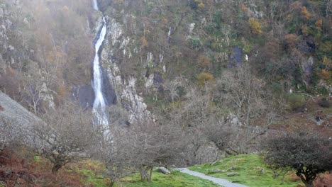 Herbstlehrpfad,-Der-Durch-Kahle,-Blattlose-Bäume-Zu-Einem-Wasserfall-Führt