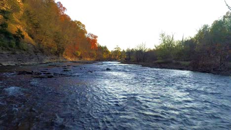 Antenne-Von-Elkhorn-Creek-Bei-Sonnenuntergang-Im-Herbst-Flussaufwärts-In-Der-Nähe-Des-Wassers