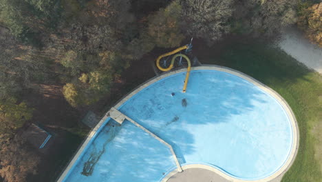 Hoher-Ausleger-Der-Wasserrutsche-Am-Verlassenen-Schwimmbad