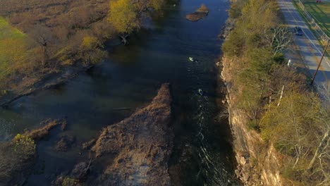Luftaufnahme-Von-Kajakfahrern,-Die-Den-Wildwasserabschnitt-Des-Elkhorn-Creek-Verlassen