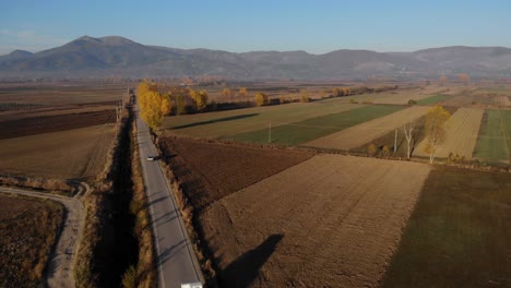 Land-Bereit,-Auf-Einem-Schönen-Feld-Mit-Herbstfarben-Und-Berghintergrund-Gepflanzt-Zu-Werden