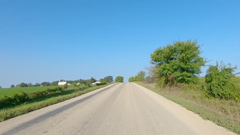 Pov-Mientras-Conduce-Por-Campos-Y-Granjas-En-Un-Camino-De-Ripio-En-La-Zona-Rural-De-Iowa-A-Fines-Del-Verano