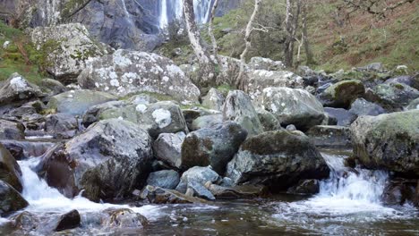 Frischer-Idyllischer-Herbst-Bergwald-Wasserfall-Fließt-Und-Plätschert-über-Flussbrocken-Dolly-Links-Langsam