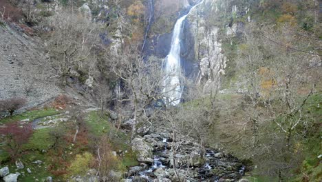 Sendero-Natural-De-Otoño-Que-Conduce-A-La-Cascada-Y-Al-Río-A-Través-De-árboles-Desnudos-Sin-Hojas